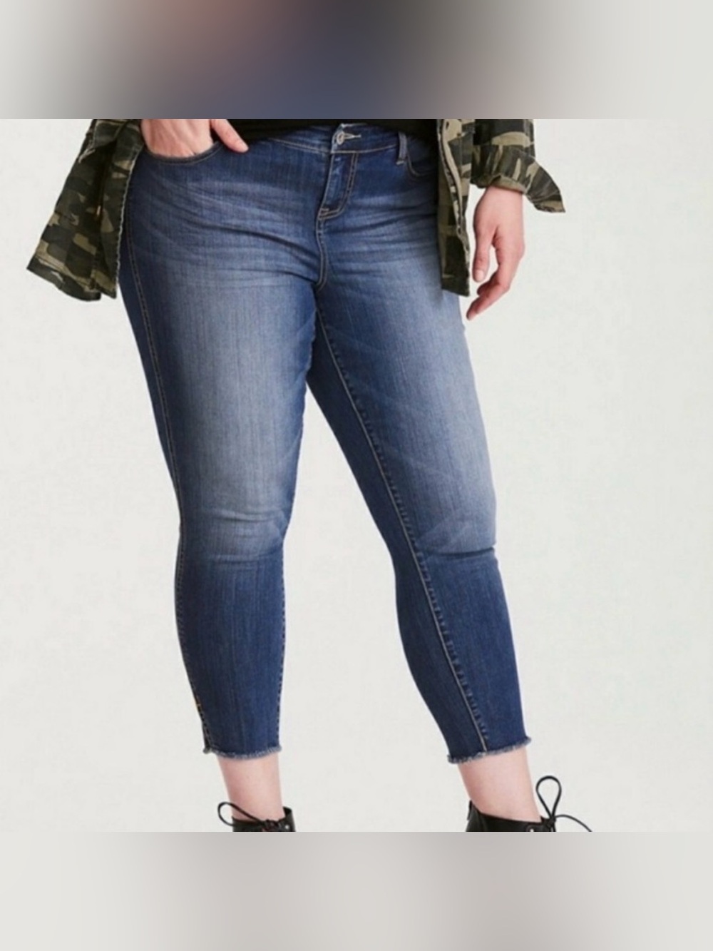 TORRID Boyfriend Mid Rise Raw Hem Cropped Jeans Medium Wash Plus Size 16